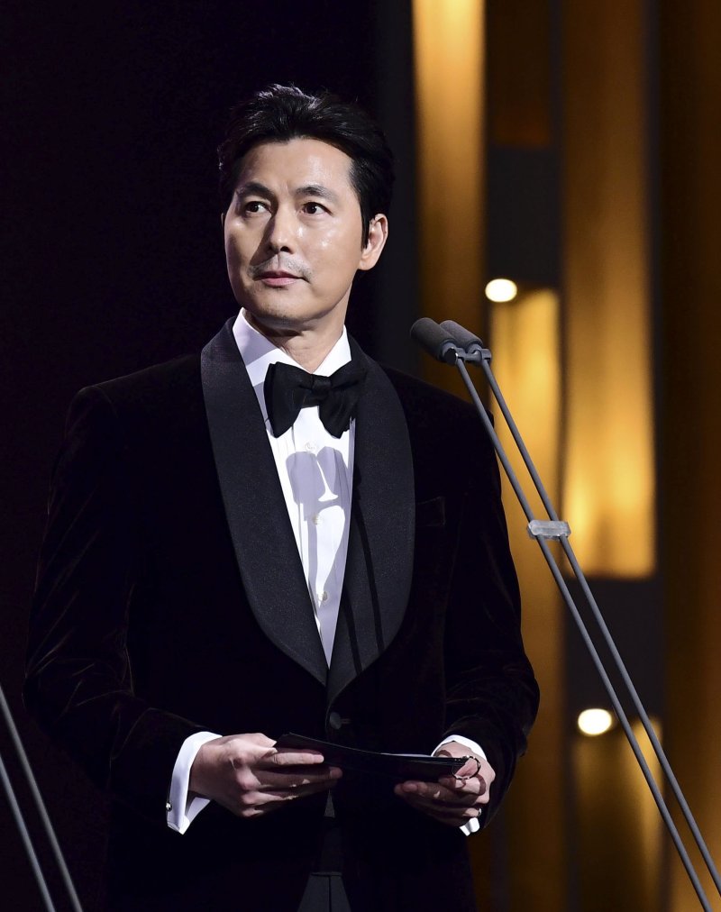 [서울=뉴시스] 정병혁 기자 = 제45회 청룡영화상 시상식이 29일 여의도 KBS홀에서 열린 가운데 최다관객상 시상자로 나선 정우성이 무대에 서있다. (사진=스포츠조선 제공) 2024.11.30. photo@newsis.com *재판매 및 DB 금지