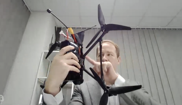 토마스 밀라샤우스카스 FSI Europe 대표가 FPV 드론을 손에 들고 설명하는 모습. 사진=자유아시아방송(RFA) 캡처