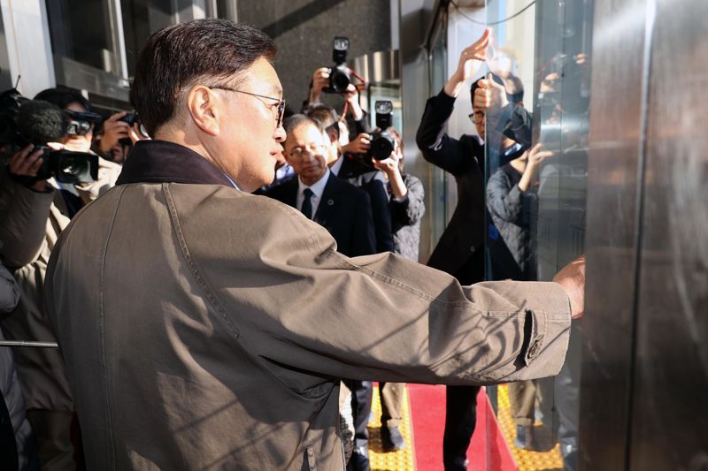 우원식 국회의장이 윤석열 대통령의 비상계엄 선포 다음날인 4일 서울 여의도 국회에서 파손된 시설을 살피고 있다. 사진=서동일 기자