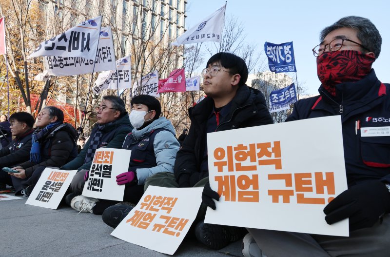 전국민주노동조합총연맹(민주노총)이 4일 오전 서울 종로구 광화문 광장에서 위헌적 계엄 규탄 및 민주노총 무기한 총파업을 선언하며 집회를 하고 있다. 뉴시스