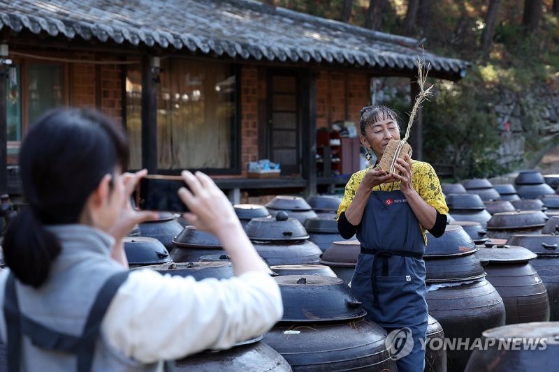 직접 만든 메주와 한 컷 (출처=연합뉴스)