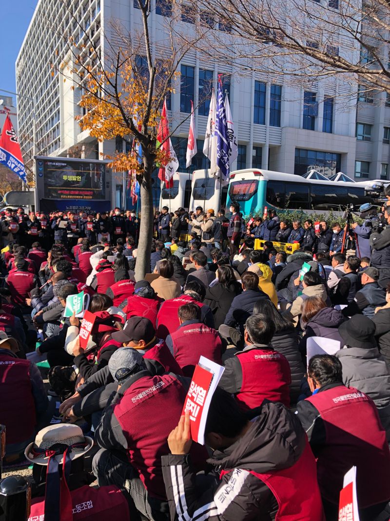 민주노총 울산지역본부가 4일 오전 11시 울산시청 남문 앞에서 지난밤 비상계엄 선포와 관련해 윤석열 대통령 퇴진을 요구하는 집회를 열고 있다. 파이낸셜뉴스 사진DB