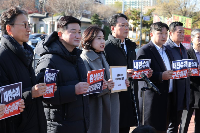 허은아 개혁신당 대표가 4일 서울 용산구 대통령실 인근에서 열린 윤석열 대통령 계엄령 선포 규탄 및 퇴진을 촉구하는 항의 방문에서 발언을 하고 있다. 사진=뉴스1