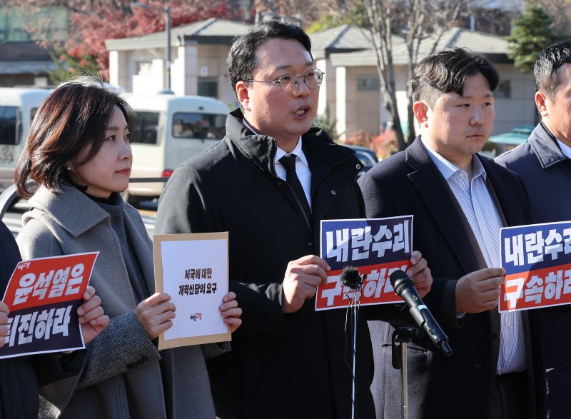 천하람 개혁신당 원내대표가 4일 서울 용산구 대통령실 인근에서 열린 윤석열 대통령 계엄령 선포 규탄 및 퇴진을 촉구하는 항의 방문에서 발언을 하고 있다. /사진=뉴스1화상