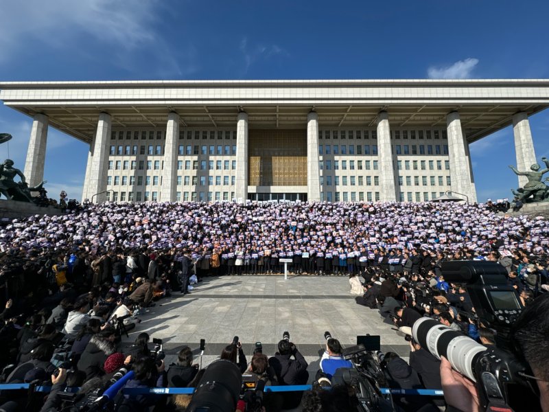 이재명 더불어민주당 대표, 박찬대 원내대표, 조국 조국혁신당 대표 등 야당 의원들이 4일 서울 여의도 국회 본청 계단에서 ‘윤석열 대통령 사퇴촉구 탄핵추진 비상시국대회’를 하고 있다. 뉴스1