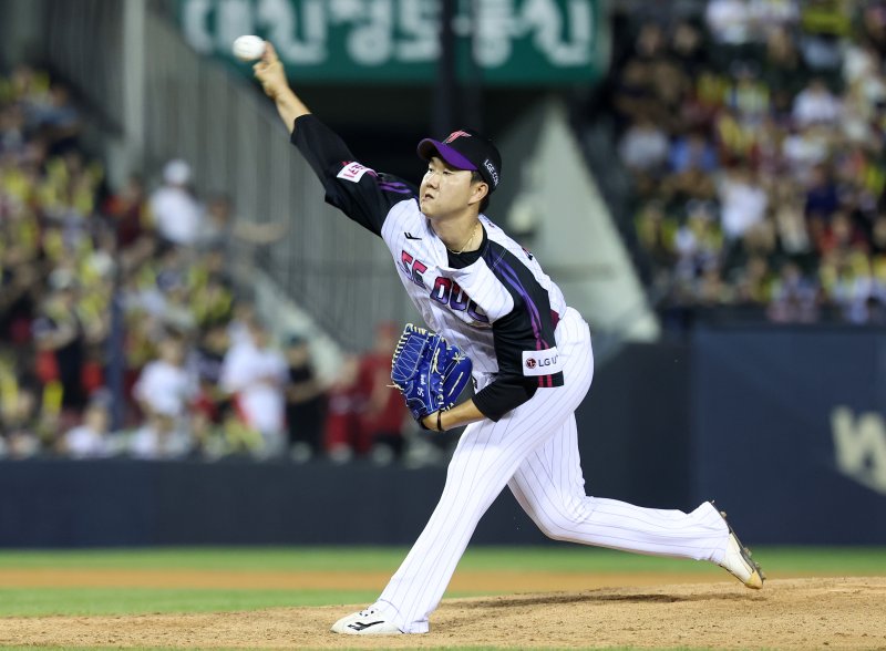 16일 오후 서울 송파구 잠실야구장에서 열린 ‘2024 신한 SOL 뱅크 KBO리그’ KIA 타이거즈와 LG 트윈스의 경기, LG 유영찬이 9회초 마운드에 올라 투구하고 있다. 2024.8.16/뉴스1 ⓒ News1 김성진 기자