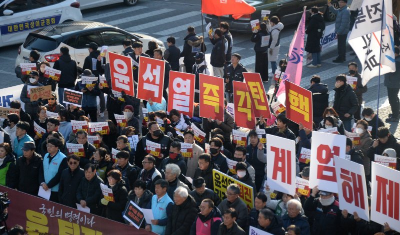 4일 전북 전주에서 시민사회단체들이 '비상계엄 선포 결의대회'를 열었다. 뉴시스