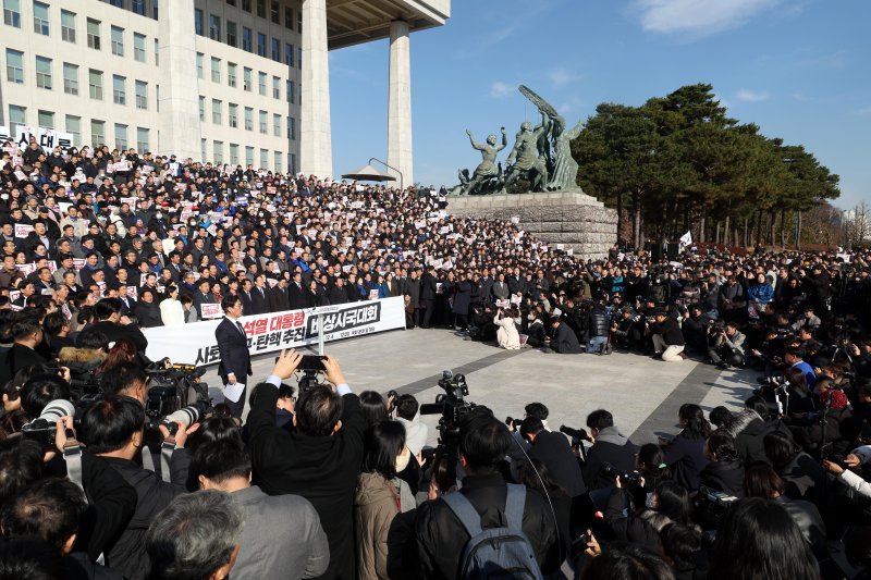 [서울=뉴시스] 조성봉 기자 = 이재명 더불어민주당 대표, 조국 조국혁신당 대표, 윤종오 진보당 원내대표를 비롯한 참가자들이 4일 오후 서울 여의도 국회에서 열린 윤석열 대통령 사퇴 촉구 탄핵추진 비상시국대회에서 애국가를 부르고 있다. 2024.12.04. suncho21@newsis.com