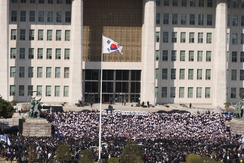 [서울=뉴시스] 조성봉 기자 = 이재명 더불어민주당 대표, 조국 조국혁신당 대표, 윤종오 진보당 원내대표를 비롯한 참가자들이 4일 오후 서울 여의도 국회에서 열린 윤석열 대통령 사퇴 촉구 탄핵추진 비상시국대회에서 애국가를 부르고 있다. 2024.12.04. suncho21@newsis.com