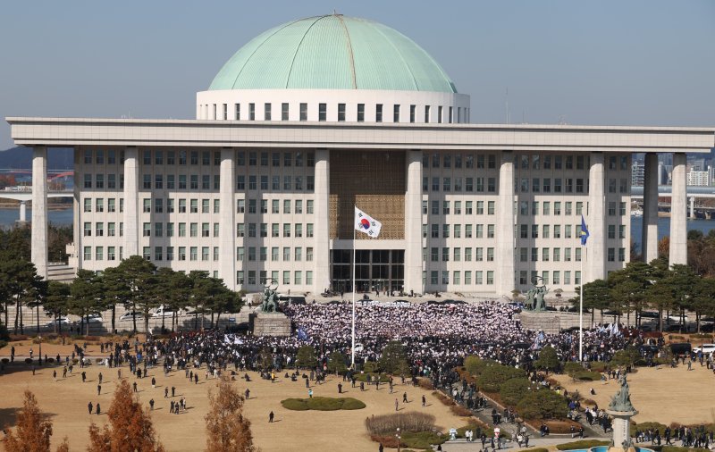 [서울=뉴시스] 조성봉 기자 = 4일 오후 서울 여의도 국회에서 열린 윤석열 대통령 사퇴 촉구 탄핵추진 비상시국대회에서 참가자들이 '윤석열 탄핵' 구호를 외치고 있다. 2024.12.04. suncho21@newsis.com