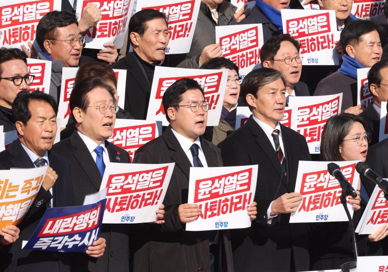 [서울=뉴시스] 조성봉 기자 = 이재명 더불어민주당 대표를 비롯한 야당 대표들이 4일 오후 서울 여의도 국회에서 열린 윤석열 대통령 사퇴 촉구 탄핵추진 비상시국대회에서 '윤석열 퇴진' 구호를 외치고 있다. 왼쪽부터 윤종오 진보당 원내대표, 이 대표, 박찬대 더불어민주당 원내대표, 조국 조국혁신당 대표, 용헤인 기본소득당 대표. 2024.12.04. suncho21@newsis.com