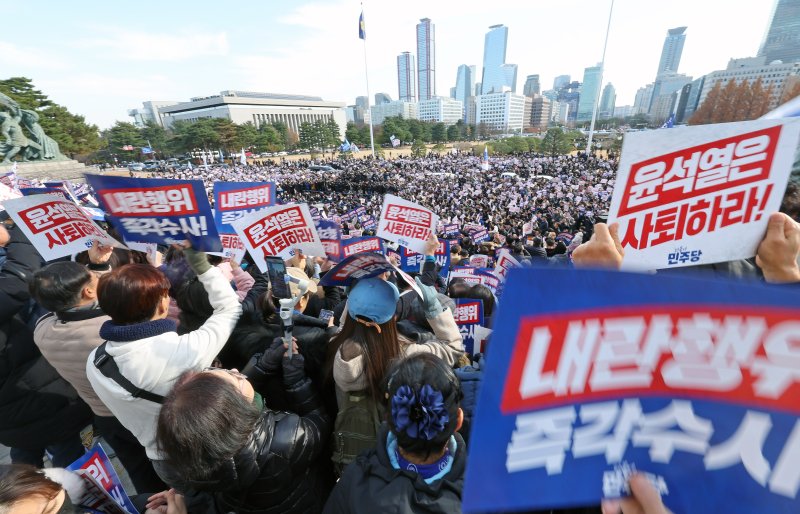 [서울=뉴시스] 조성우 기자 = 4일 오후 서울 여의도 국회에서 열린 윤석열 대통령 사퇴 촉구 탄핵추진 비상시국대회 참가자들이 구호를 외치고 있다. 2024.12.04. xconfind@newsis.com