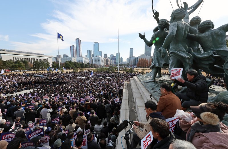 [서울=뉴시스] 조성우 기자 = 4일 오후 서울 여의도 국회에서 열린 윤석열 대통령 사퇴 촉구 탄핵추진 비상시국대회 참가자들이 구호를 외치고 있다. 2024.12.04. xconfind@newsis.com