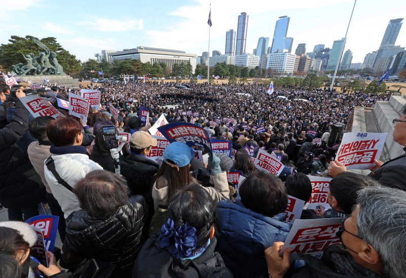 [서울=뉴시스] 조성우 기자 = 4일 오후 서울 여의도 국회에서 열린 윤석열 대통령 사퇴 촉구 탄핵추진 비상시국대회 참가자들이 구호를 외치고 있다. 2024.12.04. xconfind@newsis.com