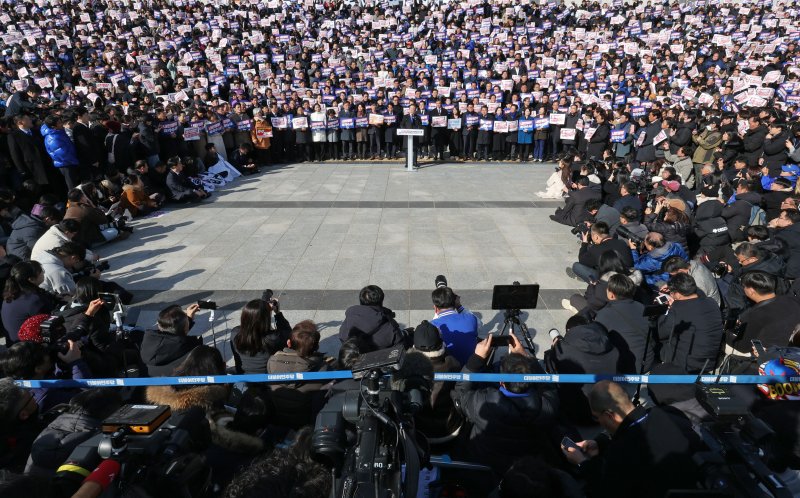[서울=뉴시스] 조성우 기자 = 이재명 더불어민주당 대표가 4일 오후 서울 여의도 국회에서 열린 윤석열 대통령 사퇴 촉구 탄핵추진 비상시국대회에서 발언하고 있다. 2024.12.04. xconfind@newsis.com