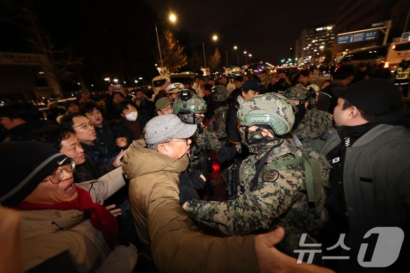 계엄군은 특전사·수방사 정예병력..."종일 군장 메고 대기"