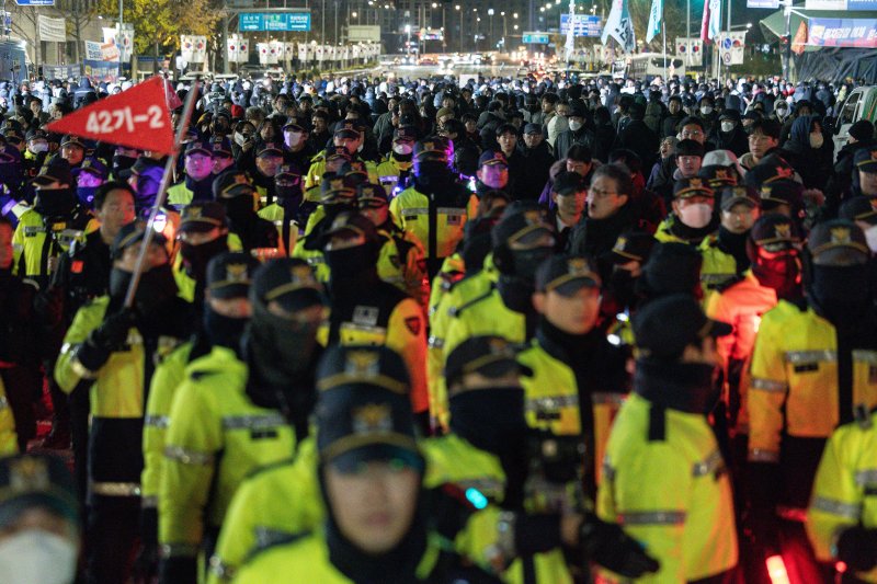 윤석열 대통령의 비상계엄 해제 요구 결의안이 국회 본회의에서 통과된 4일 새벽 서울 여의도 국회 정문 앞에서 경찰 병력들이 일부 철수하고 있다./사진=뉴스1