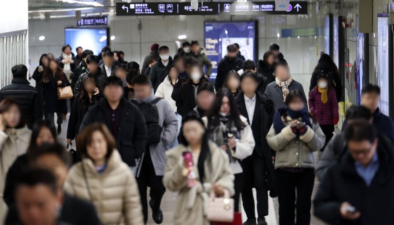 [서울=뉴시스] 홍효식 기자 = 윤석열 대통령이 비상계엄을 선포한 지 6시간여 만에 해제한 4일 서울 광화문역에서 시민들이 출근길 발걸음을 재촉하고 있다. 2024.12.04. yesphoto@newsis.com