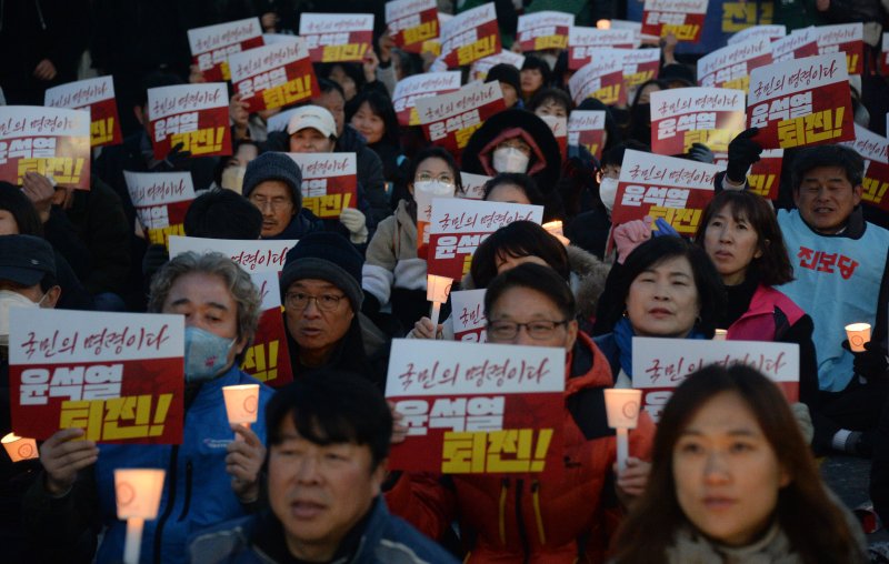 [전주=뉴시스] 김얼 기자 = 4일 전북 전주시 전주객사 앞에서 윤석열 퇴진 비상 촛불집회가 열린 가운데 윤석열 대통령 퇴진을 촉구하는 많은 시민들이 참석해 구호를 외치고 있다. 2024.12.04. pmkeul@newsis.com