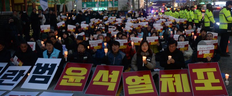 [전주=뉴시스] 김얼 기자 = 4일 전북 전주시 전주객사 앞에서 윤석열 퇴진 비상 촛불집회가 열린 가운데 윤석열 대통령 퇴진을 촉구하는 많은 시민들이 참석해 구호를 외치고 있다. 2024.12.04. pmkeul@newsis.com