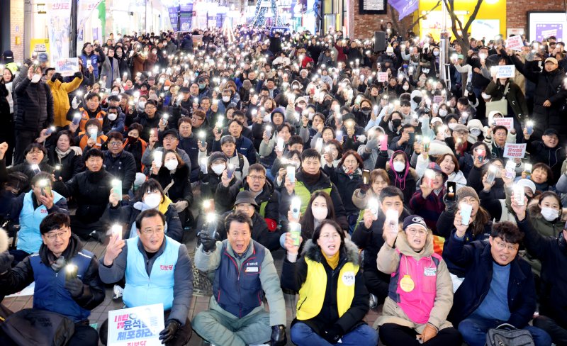 [대구=뉴시스] 이무열 기자 = 4일 오후 대구 중구 CGV 대구 한일 앞에서 윤석열 퇴진! 대구시민시국대회가 열리고 있다. 2024.12.04. lmy@newsis.com