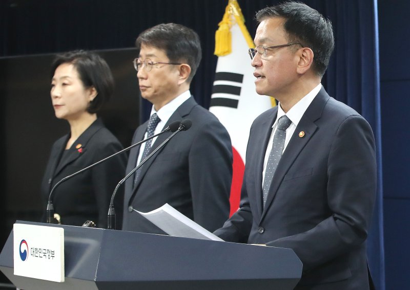 최상목 경제부총리 겸 기획재정부 장관(오른쪽)이 4일 비상계엄 해제 후 정부서울청사에서 오영주 중소벤처기업부 장관(왼쪽), 박상우 국토교통부 장관 등과 함께 긴급 경제관계장관회의 결과를 브리핑하고 있다. 뉴스1