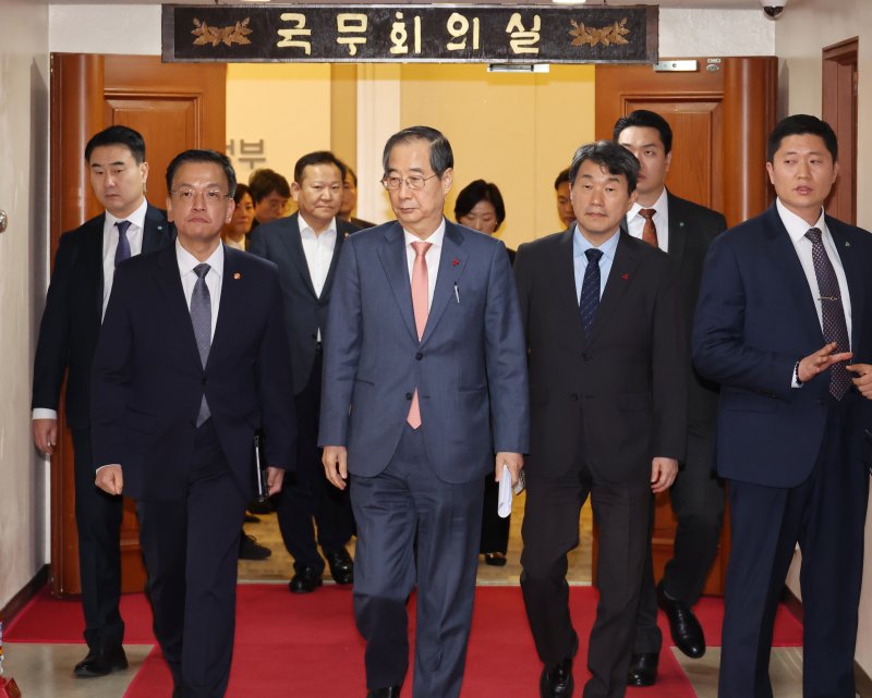 내각·용산 참모진 전원 사의… 野는 탄핵절차 돌입 [계엄사태 후폭풍]