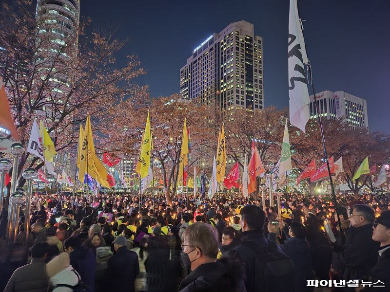 4일 오후 6시께부터 서울 종로구 동화면세점 앞에서 윤석열 대통령 퇴진 집회가 열리고 있다. 사진=김동규 기자