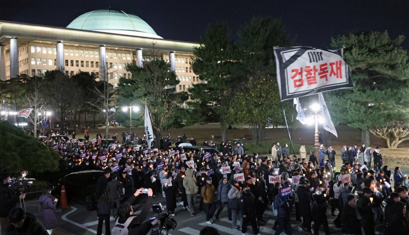 지난 4일 오후 서울 여의도 국회에서 열린 윤석열 대통령 사퇴 촉구·탄핵 추진 범국민 촛불문화제 참가자들이 촛불을 들고 행진하고 있다. 사진=뉴시스