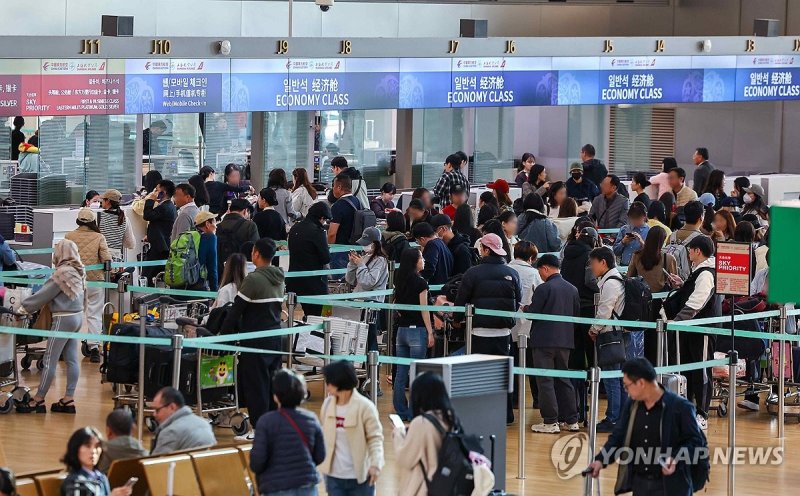 중국 무비자 입국이 시행된 지난달 8일 여행객들로 북적이는 중국행 항공편 카운터의 모습. 연합뉴스