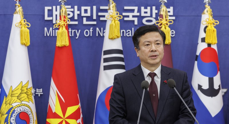 전하규 국방부 대변인이 지난해 12월 5일 오전 서울 용산구 국방부에서 비상계엄 사태 뒤 처음으로 열린 정례브리핑에서 취재진 질문에 답하고 있다. 사진=연합뉴스