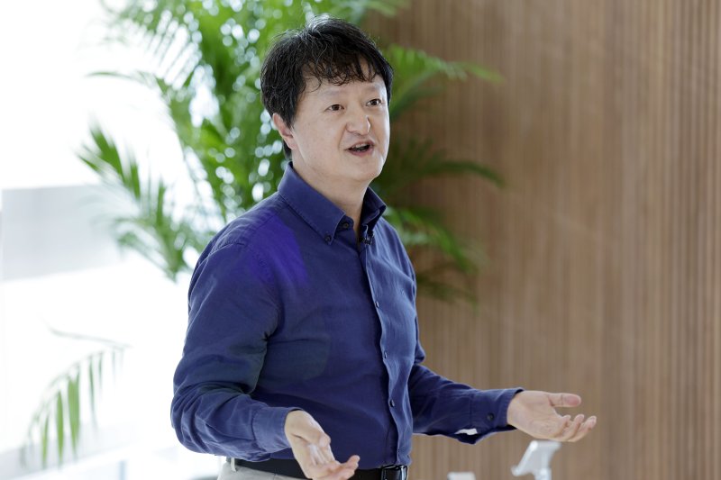 [서울=뉴시스] 최동준 기자 = 박현진 밀리의서재 대표가 5일 서울 마포구 밀리의서재 라운지에서 열린 기자간담회에서 비전 발표를 하고 있다. 2024.12.05. photocdj@newsis.com