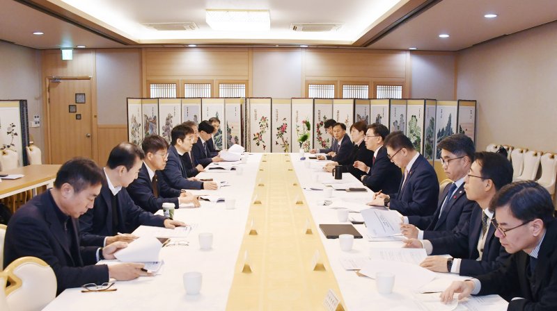 기재1차관 "경제 전 분야 24시간 모니터링...대외신인도 유지 만전"