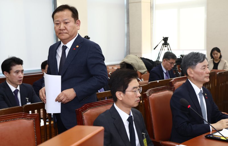 이상민 행정안전부 장관이 5일 오전 서울 여의도 국회에서 열린 비상계엄 관련 행정안전위원회 전체회의에서 계엄 당시 상황에 대한 업무보고를 하기위해 단상으로 향하고 있다. 오른쪽부터 조지호 경찰청장, 김봉식 서울경찰청장, 이 장관. 뉴스1