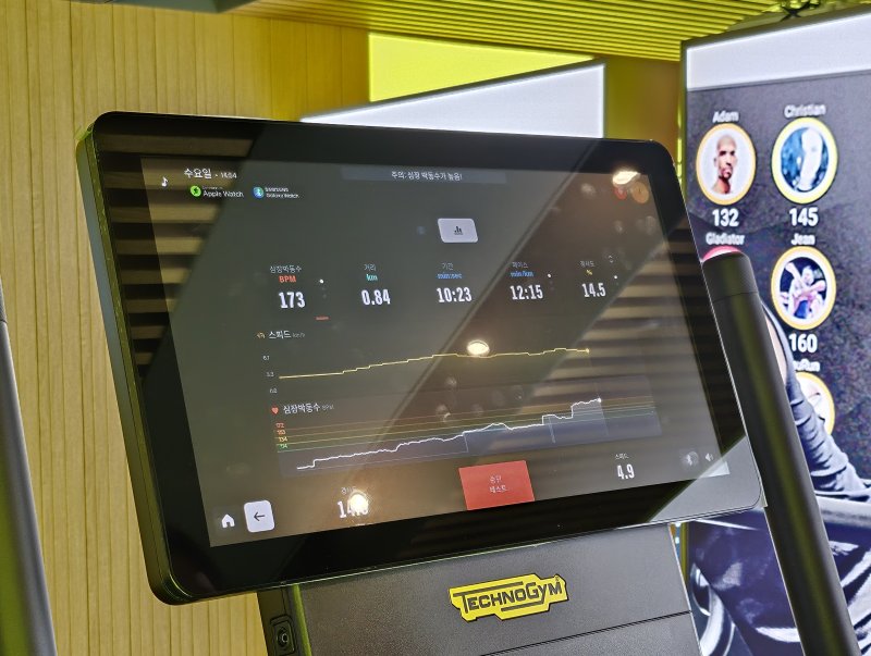 [서울=뉴시스] 이현주 기자=테크노짐 트레드밀은 사용자 심박수를 실시간으로 체크해 경사도와 속도를 자동으로 조절한다. 2024.12.04. juicy@newsis.com *재판매 및 DB 금지