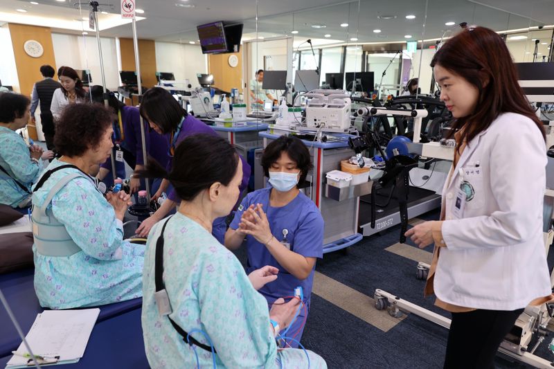 대동맥혈관 재활치료실에서 의료진들이 환자들에게 재활 운동을 알려주고 있다. 서동일 기자