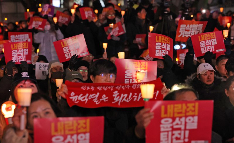 서울 종로구 동화면세점 앞에서 열린 윤석열 대통령 퇴진 촉구 집회에 참가한 시민들이 촛불을 들고 정권 퇴진을 촉구하고 있다.뉴스1