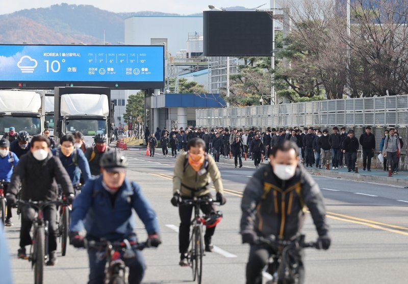 5일 오후 울산시 북구 현대자동차 명촌정문에서 오전조 근무자들이 2시간 일찍 퇴근하고 있다. 현대차 노조는 이날부터 이틀간 오전 근무조(1직)와 오후 근무조(2직)가 매일 2시간씩 총 4시간 파업을 결정했다고 밝혔다. /사진=연합뉴스