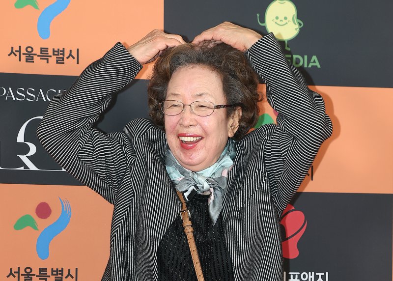 배우 나문희가 5일 오후 서울 중구 소공동 롯데호텔 크리스탈볼륨에서 열린 2024 서울국제영화대상 시상식 레드카펫에 참석해 포즈를 취하고 있다. 2024.12.5/뉴스1 ⓒ News1 김진환 기자