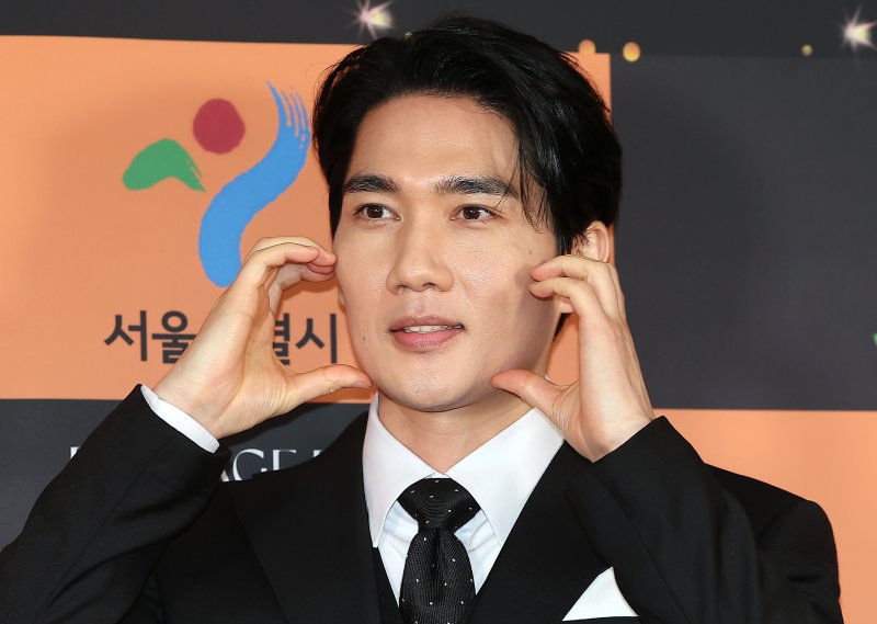 배우 엄태구가 5일 오후 서울 중구 소공동 롯데호텔 크리스탈볼륨에서 열린 2024 서울국제영화대상 시상식 레드카펫에 참석해 포즈를 취하고 있다. 2024.12.5/뉴스1 ⓒ News1 김진환 기자