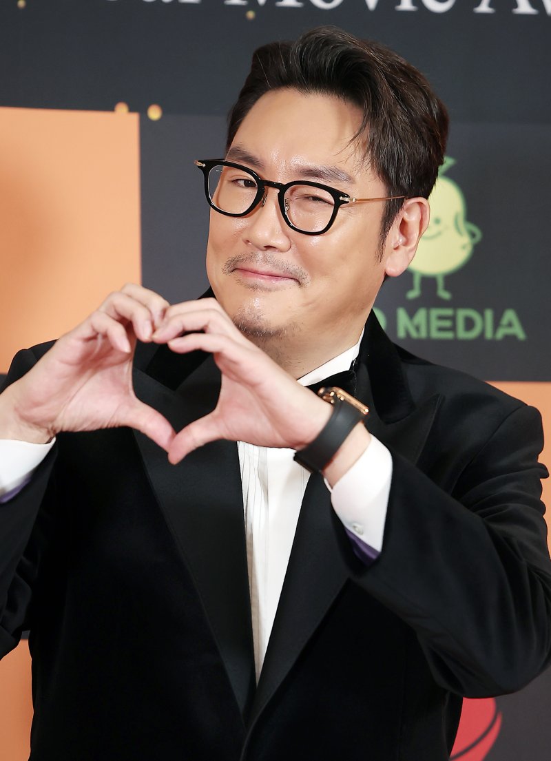 배우 조진웅이 5일 오후 서울 중구 소공동 롯데호텔 크리스탈볼륨에서 열린 2024 서울국제영화대상 시상식 레드카펫에 참석해 포즈를 취하고 있다. 2024.12.5/뉴스1 ⓒ News1 김진환 기자