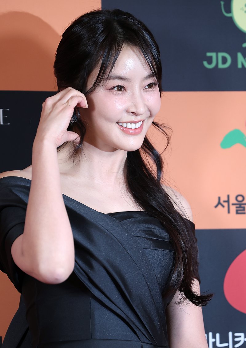 배우 정유미가 5일 오후 서울 중구 소공동 롯데호텔 크리스탈볼륨에서 열린 2024 서울국제영화대상 시상식 레드카펫에 참석해 포즈를 취하고 있다. 2024.12.5/뉴스1 ⓒ News1 김진환 기자