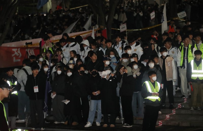 서울대학교 학생들이 5일 서울 관악구 서울대학교 아크로폴리스 광장에서 열리는 전체총학생회에 참석하고 있다. 윤석열 대통령 퇴진 요구를 안건으로 열리는 이번 전체총학생회는 서울대 전체 학부생의 1/10인 약 2000명이 참석해야 성사된다. 2024.12.5/뉴스1 ⓒ News1 임세영 기자