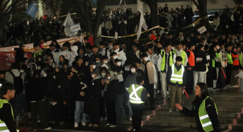 서울대학교 학생들이 5일 서울 관악구 서울대학교 아크로폴리스 광장에서 열리는 전체총학생회에 참석하고 있다. 윤석열 대통령 퇴진 요구를 안건으로 열리는 이번 전체총학생회는 서울대 전체 학부생의 1/10인 약 2000명이 참석해야 성사된다. 2024.12.5/뉴스1 ⓒ News1 임세영 기자