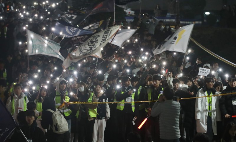 서울대학교 학생들이 5일 서울 관악구 서울대학교 아크로폴리스 광장에서 윤석열 대통령 퇴진 요구를 안건으로 열린 전체 총학생회에서 스마트폰 불빛을 흔들고 있다. 2024.12.5/뉴스1 ⓒ News1 임세영 기자