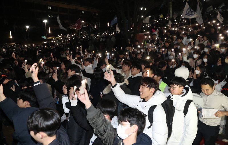 서울대학교 학생들이 5일 서울 관악구 서울대학교 아크로폴리스 광장에서 윤석열 대통령 퇴진 요구를 안건으로 열린 전체 총학생회에서 스마트폰 불빛을 흔들고 있다. 2024.12.5/뉴스1 ⓒ News1 임세영 기자