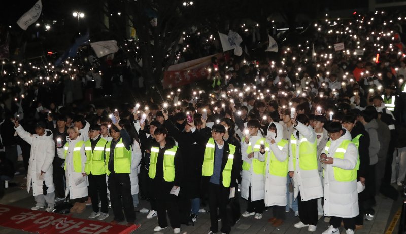 서울대학교 학생들이 5일 서울 관악구 서울대학교 아크로폴리스 광장에서 윤석열 대통령 퇴진 요구를 안건으로 열린 전체 총학생회에서 스마트폰 불빛을 흔들고 있다. 2024.12.5/뉴스1 ⓒ News1 임세영 기자