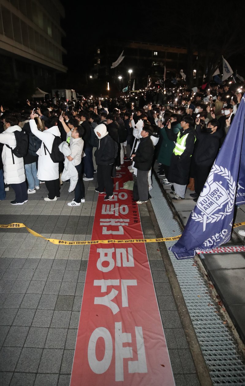 서울대학교 학생들이 5일 서울 관악구 서울대학교 아크로폴리스 광장에서 윤석열 대통령 퇴진 요구를 안건으로 열린 전체 총학생회에서 스마트폰 불빛을 흔들고 있다. 2024.12.5/뉴스1 ⓒ News1 임세영 기자