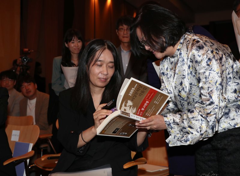 '노벨상 수상' 한강, 전 세계 기자들 앞에서 '비상계엄' 언급하나