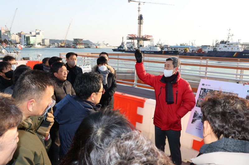 이강덕 시장이 지난 1월 학산천 생태하천 복원 사업 현장에서 브리핑을 하고 있다. 포항시 사진